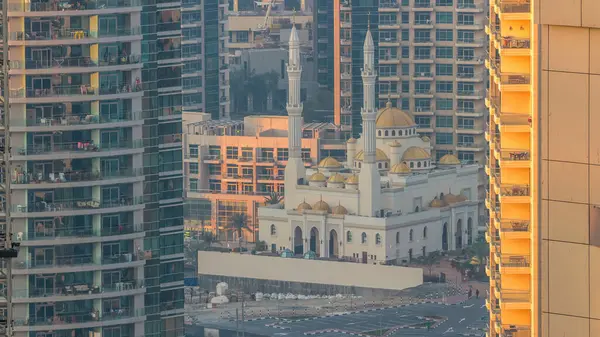 Al Raheem Camii arasında gökdelenler timelapse Marina Dubai Marina, Dubai, Birleşik Arap Emirlikleri yürümek. Hava üstten görünüm gölgeler hareket ile gündoğumu sırasında erken sabah