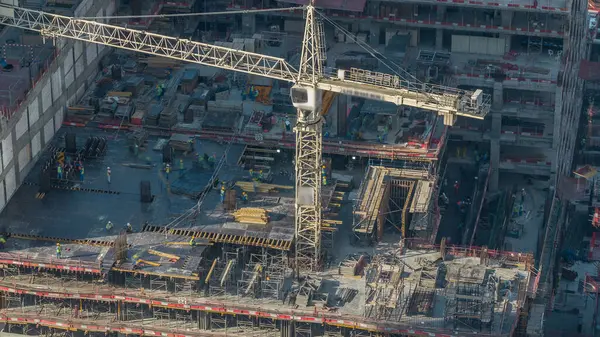 İnşaat Dubai Yat Limanı timelapse vinç. Gökdelenler inşa. Birçok işçi ile hava üstten görünüm