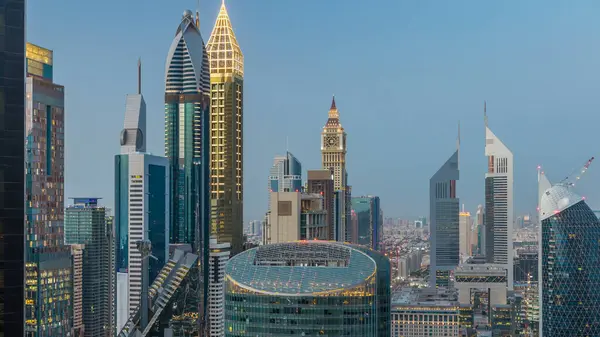 Şeyh Zayed Yolu 'nun Skyline manzarası ve Dubai, BAE' deki gece gündüz geçiş zamanı. Finans merkezindeki gökdelenler güneş battıktan sonra yukarıdan panoramik manzara