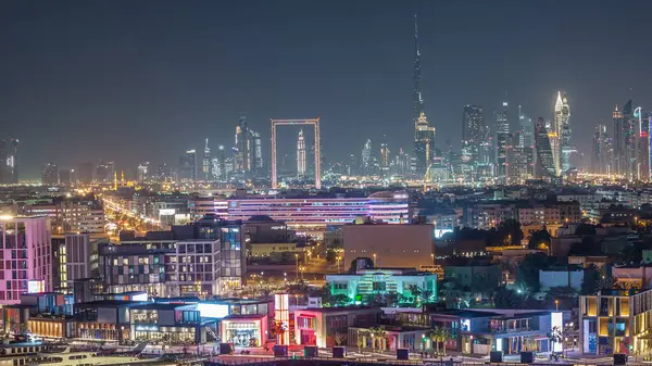 Dubai creek manzara gece timelapse tekneler ve yatlar ve şehir merkezindeki gökdelenler ile modern binalar ile. Yukarıdan hava üstten görünüm