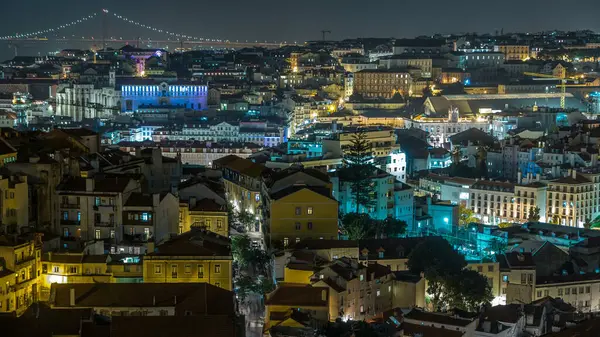 Lizbon 'daki şehir merkezinin aydınlatılmış binaları ve yolları gece vakti Portekiz' e bakıyor. Sophia de Mello Breyner 'den Andresen' in bakış açısıyla üstten görüntü
