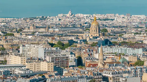 Paris 'teki evlerin çatılarının üstündeki hava manzarası. Gün batımından önce les geçersiz kılınmış kubbeyle akşam manzarası