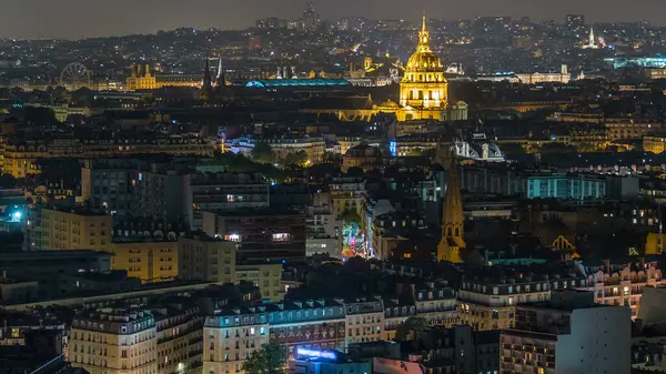 Paris 'te bir gece vakti çatıların üstündeki hava manzarası. Işıklandırılmış les ile üst görünüm kubbeyi geçersiz kılar