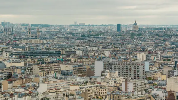 Paris 'te bir zaman diliminde çatıların üstündeki evlerin üstündeki hava manzarası. Sabahları gökyüzü bulutlu, ana manzaralı.