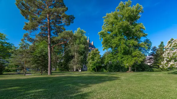 Kraliyet av kalesi Fontainbleau zaman atlaması yeşil parkı ve çimenliği olan hiperhız. Fontainebleau Sarayı - Fransa 'nın en büyük kraliyet şatolarından biri, UNESCO Dünya Mirası Bölgesi.