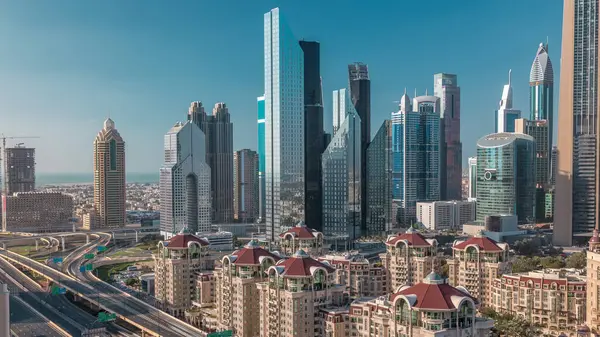 Dubai timelapse gökdelenler ve yol kavşağı havadan görünümü. Etrafında modern kuleleri ile şehir merkezinde kavşakta Trafik