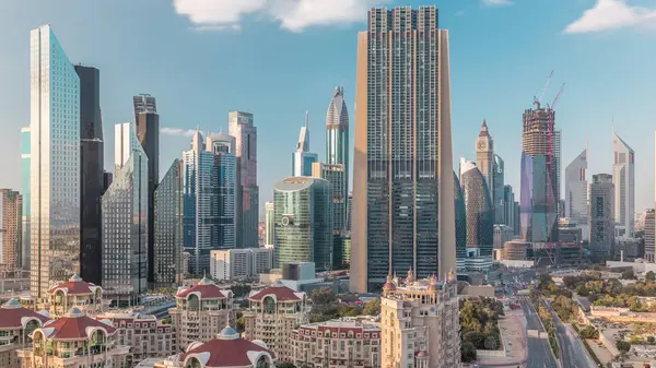 Gökdelenler ve otoyollar ile Dubai timelapse, Birleşik Arap Emirlikleri şehir merkezi ve finans bölgesi havadan görünümü. Bulutlu gökyüzü
