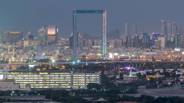 Gün batımından sonra gece geçiş timelapse Dubai'de Deira ve Sharjah ilçelerinde gökdelenlerin Skyline görünümü, Bae. Dubai Downtown'da çatıdan havadan manzara.