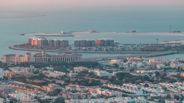 Dubai adam havadan görünümü Daria Island, Dubai, Birleşik Arap Emirlikleri yaptı. Gün batımından önceki akşam manzarası
