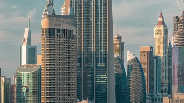 Dubai şehir merkezi ve finans merkezi timelapse, Birleşik Arap Emirlikleri mimarisi ile havadan günbatımı cityscape. En yüksek kuleler ve gökdelenler