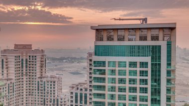 Yeşiller Bölgesi 'nin hava manzaralı kulelerinde gündoğumu. Golf sahasının yukarısından ev ve ofis binaları.