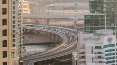Gün batımı hava timelapse sırasında Jbr ve Dubai marina köprüde trafik. Modern kuleler ve gökdelenler ve kanal