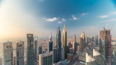 Sheikh Zayed Road ve Difc'nin Dubai, Bae'deki binalarının ufuk çizgisi görünümü. Finans merkezi ve şehir merkezinde modern kuleler ve gökdelenler