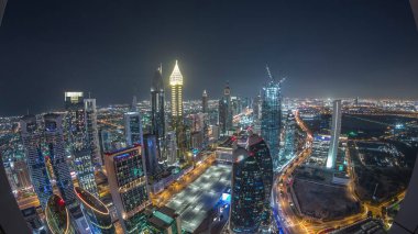 Sheikh Zayed Road ve Difc hava gece zaman aşımına dubai, Bae yakınındaki binaların panoramik silueti. Finans merkezi ve şehir merkezinde modern kuleler ve ışıklı gökdelenler