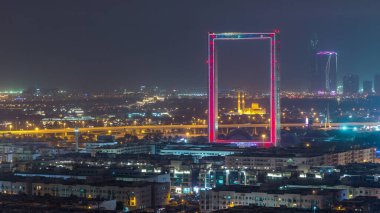 Zabeel Mescidi ile Dubai Çerçeve gece zaman atlamalı aydınlatılmış. Yukarıdan havadan görünüm. Çerçeve Zabeel Park mimari bir dönüm noktası.