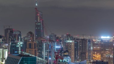 Dubai Marina, gökdelenleri ve Jumeirah göl kulelerini aydınlattı. Birleşik Arap Emirlikleri 'nin en üst düzey hava gece zaman çizelgesinden. Yolda trafik vardı.