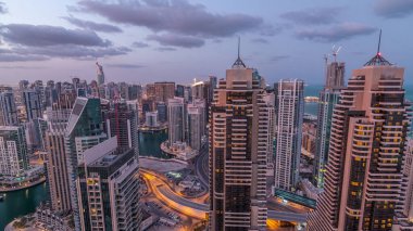 Dubai Marina, Birleşik Arap Emirlikleri 'nde gökdelenleri ve Jumeirah göl kulelerini aydınlatmıştır. Yolda trafik vardı.