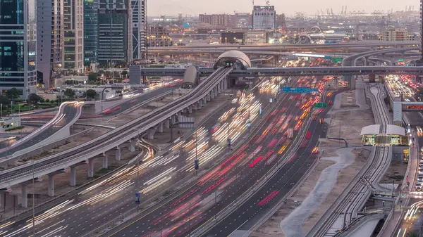 Dubai Marina ve Jlt gökdelenlerini, Dubai 'deki Şeyh Zayed yolunun hava görüntüsü gece gündüz geçiş zamanlarını çevreledi. Tramvaylı trafik, köprüler ve metro hattı. Birleşik Arap Emirlikleri