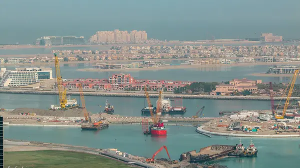 Palm Jumeirah Adası timelapse havadan görünümü. Villalar, oteller ve yatlar ile sabah üst görünümü. Yeni yolcu terminalinin yapım süreci