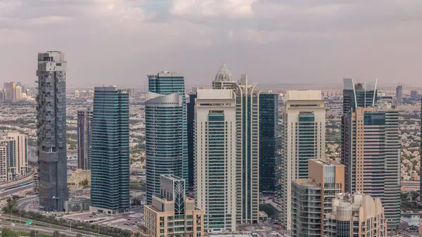 Dubai Marina gökdelenleri ve Jumeirah göl kuleleri Birleşik Arap Emirlikleri 'nin en üst düzey hava zaman aralığından görünüyor. Yolda trafik vardı.