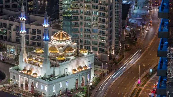 Dubai Marina ve Mohammed Bin Ahmed Almulla Camii 'nin modern konut mimarisi. Yolda trafik vardı.