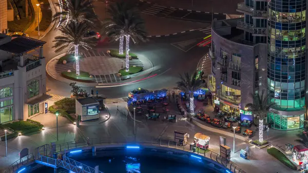 Dubai Marina Havaalanı 'ndaki restoranlarla rıhtım gezintisi. Kanalda yüzen tekne ve yatlar. Dubai, Birleşik Arap Emirlikleri
