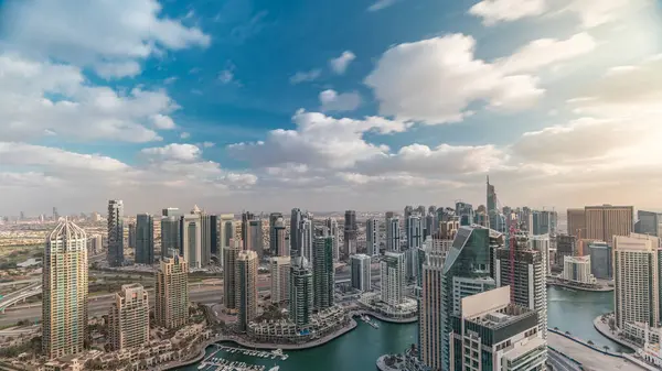 Dubai Marina gökdelenleri ve Jumeirah göl kuleleri Birleşik Arap Emirlikleri 'nde yatları ve tekneleri olan havadan panoramik görüntüler. Bulutlu bir yolda trafik