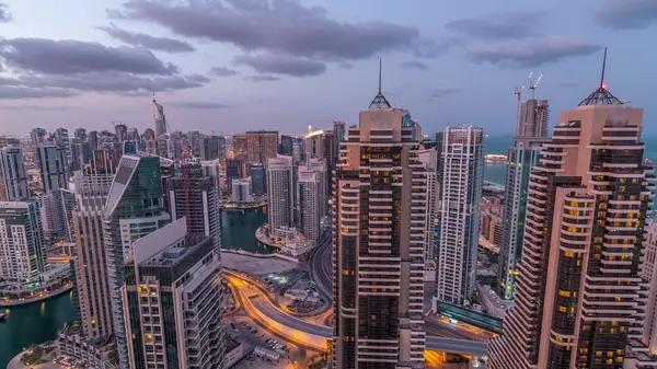 Dubai Marina, Birleşik Arap Emirlikleri 'nde gökdelenleri ve Jumeirah göl kulelerini aydınlatmıştır. Yolda trafik vardı.