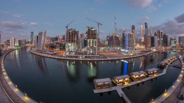 Gündoğumunda gökdelenler ve güzel sahil saatleri ile Skyline Business Bay, Dubai, Birleşik Arap Emirlikleri 'nde hava değişimi. Gölgeler hızlı hareket eder