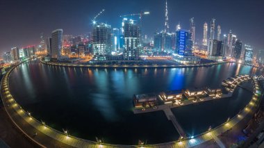 Tüm gece boyunca ışıkların kapandığı modern şehrin panorama 'sı. Business Bay, Dubai, Birleşik Arap Emirlikleri 'ndeki zarif kanal ve lüks gökdelenlerin havadan görünüşü