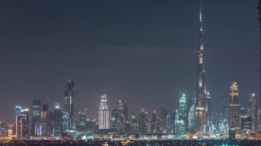 Şehrin gökdelenleri ve şehir merkezindeki kuleleri ile Finansal Merkez Dubai, Birleşik Arap Emirlikleri 'nin arka planında yer alan gökyüzü çizgisi..