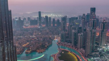 Dubai şehir merkezindeki gökdelenlerin muhteşem havadan görünümü, dubai, Birleşik Arap Emirlikleri çeşmeleri ile gündüz geçiş saati. Gün doğumundan önce ışıklı modern kuleler ve şantiye