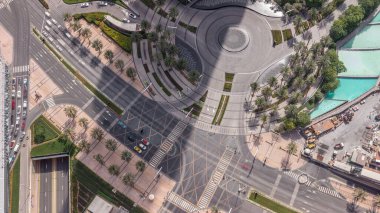 Zaman atlamalı yoğun trafik ve gökdelenler ile Dubai şehir caddesi. Alışveriş merkezi havadan manzaralı modern yol ve kentsel binalar. Şeyh Muhammed bin Reşid Blvd