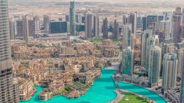 Mall ve çarşı timelapse yakın çeşmeler alanı ile Dubai şehir merkezi. Yukarıdan park ile Old Town Island havadan görünümü