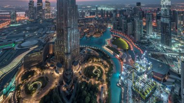 Dubai şehir merkezindeki gökdelenlerin muhteşem havadan görünümü, dubai, Birleşik Arap Emirlikleri çeşmeleri ile gündüz geçiş saati. Gün doğumundan önce ışıklı modern kuleler ve şantiye