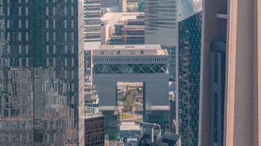 Modern gökdelenler timelapse ile Dubai Uluslararası Finans Merkezi ilçe. Sokaklarda trafik ile Downtown havadan görünümü