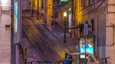 Lisbon 'un Gloria Füniküler' i, Avenida da Liberdade 'in batı yakasında bulunan, günden geceye geçiş zamanı Bairro Alto ile şehir merkezini birbirine bağlıyor. 1885 'te açılan ulusal bir anıt olarak sınıflandırıldı.