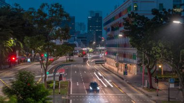 Singapur 'daki tarihi bina olan Old Hill Caddesi Polis Karakolu' nun yol trafiği günden güne değişmekte. Renkli pencereli neoklasik stil bina. Arkaplanda gökdelenler