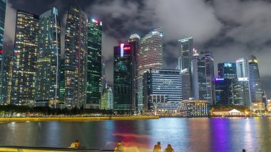 Marina Körfezi 'ndeki Business Financial Downtown City ve Skyscrapers Tower Building gece vakti hızlandırılmış sürat, Singapur, City Landmark ve Business Finans Bölgesi Merkezi' ne yansıdı