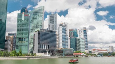 Marina Körfezi 'ndeki Business Financial Downtown City ve Skyscrapers Tower Building zamanapse hyperlapse, Singapur, Cityscape Urban Landmark ve Business Finance District Center' da su üzerine yansıdı