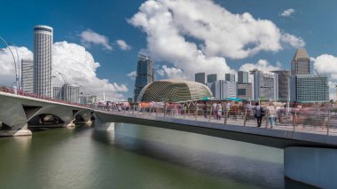Esplanade Köprüsü yakınlarındaki Esplanade Köprüsü 'nün arkasındaki Esplanade Tiyatrosu' nda trafik saatleri aşırı hızlandı. Singapur gökdelenleri arka planda gökdelenler
