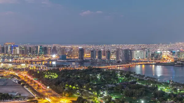 Aydınlatılmış yollar ve gökdelenlerin pencerelerinden panoramik manzara Dubai Deresi ve Deira, Birleşik Arap Emirlikleri 'ndeki Timelapse Hava Geçidi