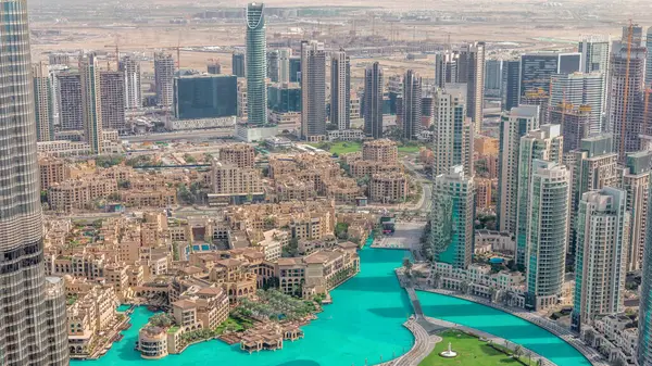 Mall ve çarşı timelapse yakın çeşmeler alanı ile Dubai şehir merkezi. Yukarıdan park ile Old Town Island havadan görünümü