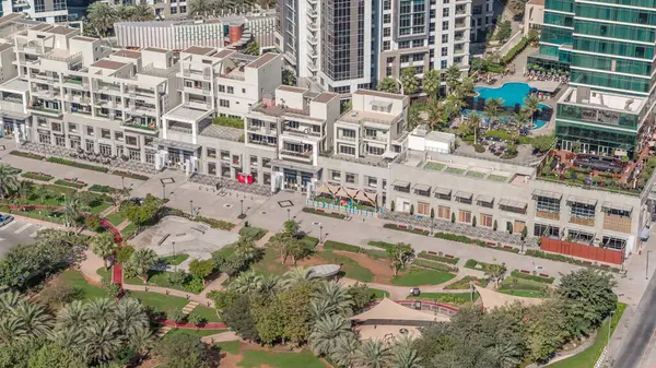 Modern konut ve ofis kompleksi yakınlarındaki Bay Avenue Park 'ta Business Bay, Dubai, Uae' de birçok gökdelen saat kulesi bulunmaktadır. Palmiyeler ve yeşil çimenli ağaçlar