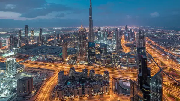 Dubai Şehir Merkezi 'nin gökdelenleri ve Burj Halife' nin gece gündüz gökdelenleri ile fütüristik şehir manzarası. Gündoğumundan önce çatıdan modern kuleleri ve inşaatı olan sabah manzarası