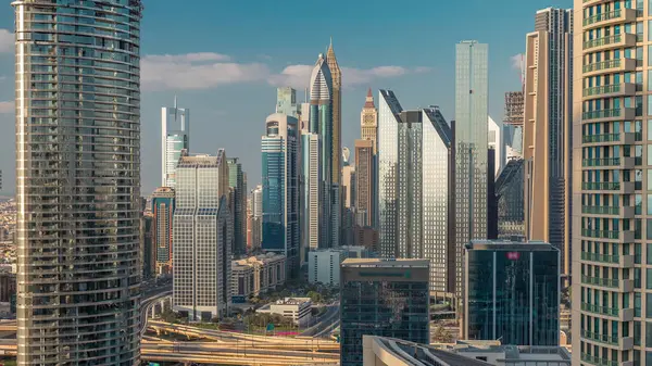 Dubai Finansal Merkezi, aydınlatmalı modern gökdelenler zaman ayarlı. Şehir merkezinden mavi gökyüzünde kesişen ve bulutlu hava manzarası