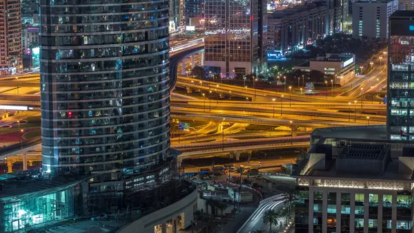 Dubai şehir merkezindeki karayolu kavşağının hava görüntüsü. Şehir, trafik köprüsünü ve otoparkı gösteriyor. Yol ve şeritler, Dubai, Birleşik Arap Emirlikleri