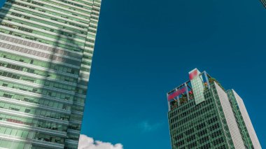 Central City 'deki modern iş dünyasının gökdelenlerine cam ve gökyüzü manzarasına bakıyorum. Singapur 'da yansımalı kuleler