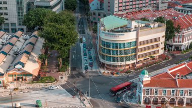 Çin Mahallesi 'ndeki Neil yolu boyunca kırmızı çatıları olan kavşakların ve sanat deco dükkanlarının hava görüntüsü. Yol ayrımı ve kavşağı olan cadde trafiği