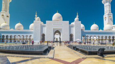 Birleşik Arap Emirlikleri 'nin başkenti Abu Dabi' deki Şeyh Zayed Büyük Camii zaman atlaması. Çeşmeli ön manzara. Güneşli bir günde mavi gökyüzü